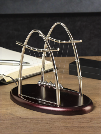 Маятник Ньютона на пластиковом основании (18 х 13,5 х 10,5 см)