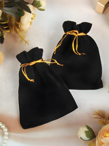 Бархатный подарочный мешочек черного цвета с золотым шнурком (12 х 9 см)