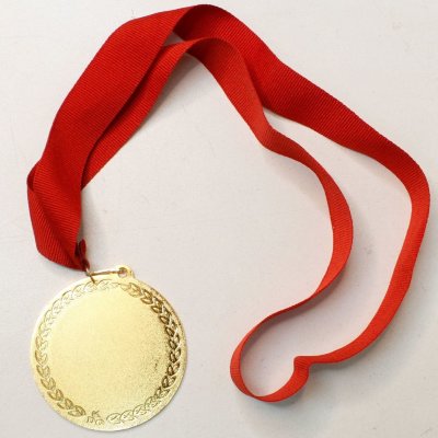 Вручение медали на юбилей: как сделать медаль своими руками?