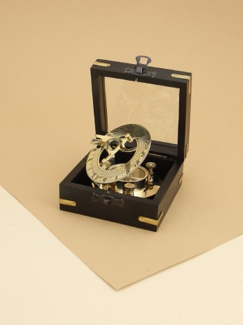 Морской компас с солнечными часами в деревянном футляре