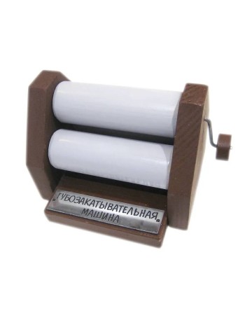 Смешной сувенир "Губозакаточная машинка" на деревянной подставке